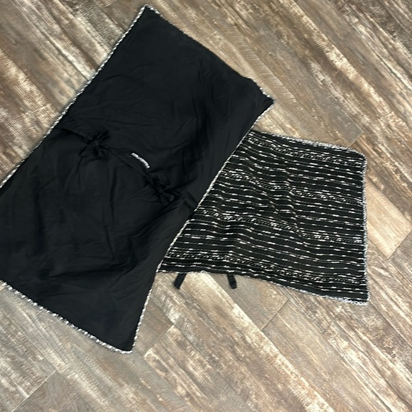 2 Karl Lagerfeld king shams - Picture 2 of 3